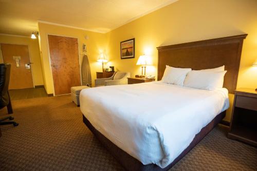 Habitación - 1 cama extragrande - No fumadores del hotel Best Western Of Lake George. Foto 6