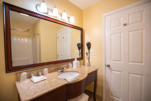Habitación Deluxe con 2 camas dobles - No fumadores del hotel Best Western Of Lake George. Foto 10