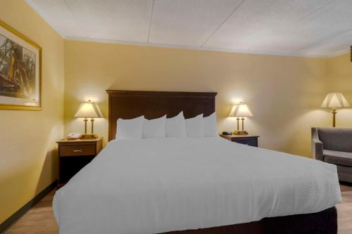 Habitación Deluxe con cama extragrande - No fumadores del hotel Best Western Of Lake George