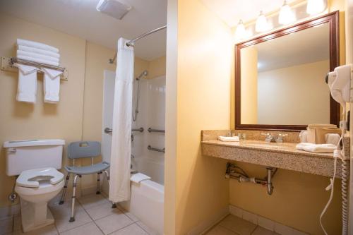 Habitación con 1 cama doble - Adaptada para personas con discapacidad del hotel Best Western Of Lake George. Foto 7