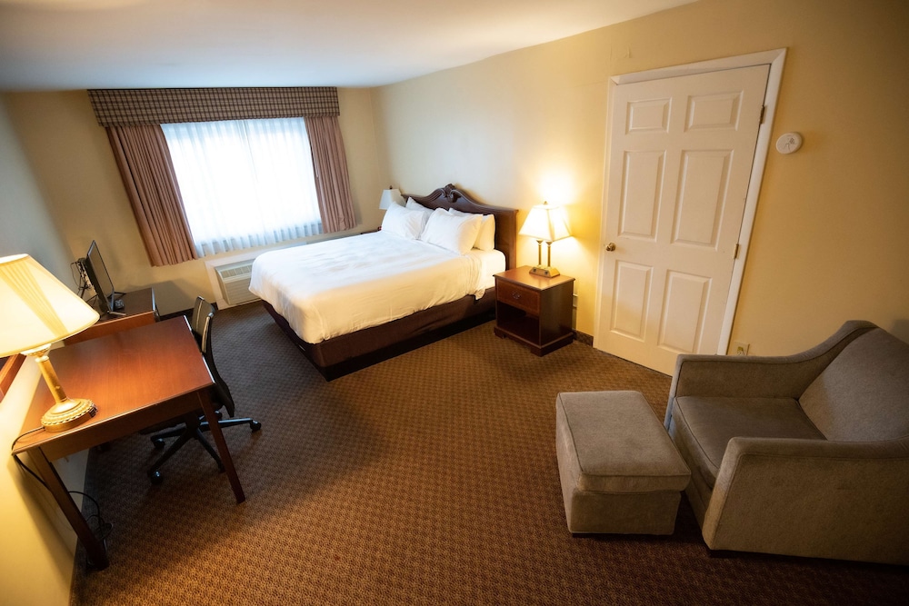 Habitación estándar, varias camas, frigorífico, junto a la piscina del hotel Best Western Of Lake George. Foto 3