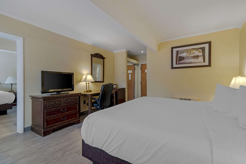 Habitación estándar, varias camas, frigorífico, junto a la piscina del hotel Best Western Of Lake George. Foto 6