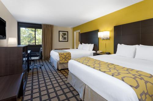 Suite Estudio con 2 camas grandes - No fumadores del hotel Baymont By Wyndham Queensbury / Lake George. Foto 3