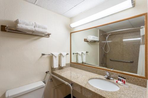 Habitación - 1 cama extragrande - No fumadores del hotel Baymont By Wyndham Queensbury / Lake George. Foto 1
