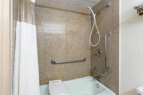 Habitación - 1 cama extragrande - No fumadores del hotel Baymont By Wyndham Queensbury / Lake George. Foto 4