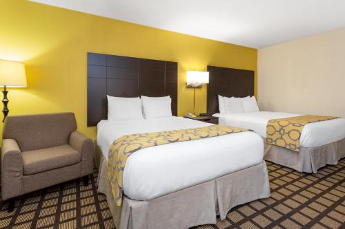 Habitación Doble Deluxe con cama grande - Adaptada para personas de movilidad reducida - No fumadores del hotel Baymont By Wyndham Queensbury / Lake George. Foto 2