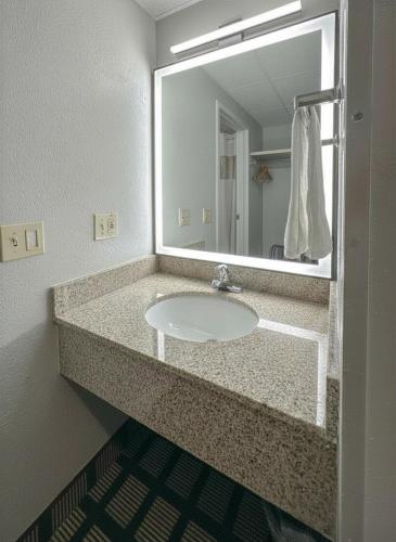 Habitación con 2 camas grandes - No fumadores del hotel Baymont By Wyndham Queensbury / Lake George. Foto 8