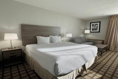 Habitación - 1 cama extragrande - No fumadores del hotel Baymont By Wyndham Queensbury / Lake George. Foto 9