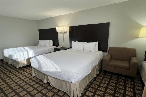 Habitación Doble Deluxe con cama grande - Adaptada para personas de movilidad reducida - No fumadores del hotel Baymont By Wyndham Queensbury / Lake George. Foto 6