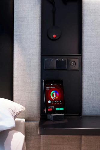 Habitación con cama extragrande y vistas premium del hotel Citizenm New York Bowery. Foto 1