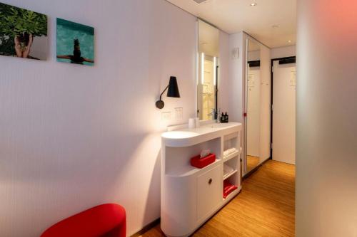 Habitación con cama extragrande y vistas premium del hotel Citizenm New York Bowery. Foto 4