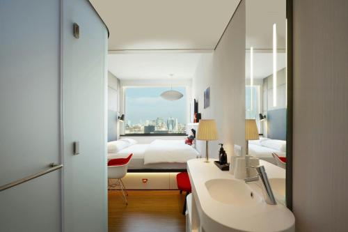 Habitación con cama extragrande y vistas premium del hotel Citizenm New York Bowery. Foto 5