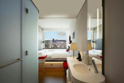 Habitación con cama extragrande - Planta superior del hotel Citizenm New York Bowery. Foto 6