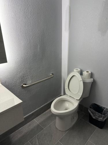 Habitación adaptada para personas con movilidad reducida con 2 camas grandes y ducha accesible en silla de ruedas - No fumadores del hotel Baymont by Wyndham Batavia - Darien Lake. Foto 1