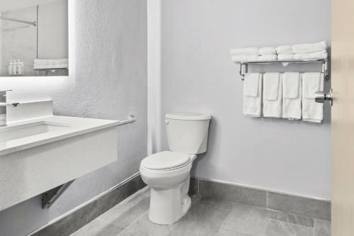 Habitación adaptada para personas con movilidad reducida con 2 camas grandes y ducha accesible en silla de ruedas - No fumadores del hotel Baymont by Wyndham Batavia - Darien Lake. Foto 2