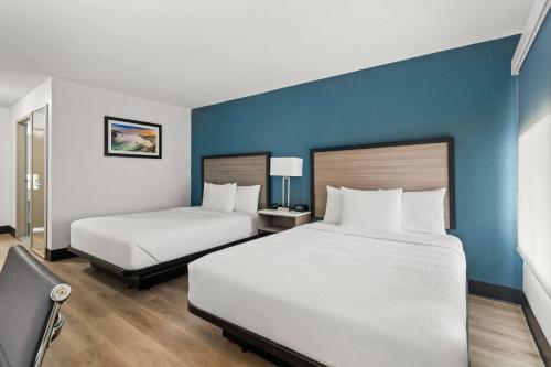 Habitación adaptada para personas con movilidad reducida con 2 camas grandes y ducha accesible en silla de ruedas - No fumadores del hotel Baymont by Wyndham Batavia - Darien Lake. Foto 5