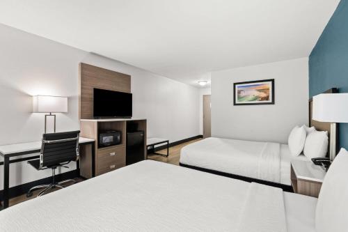 Queen Room with Two Queen Beds - Mobility Accessible with Bathtub and Grab Bars - Non - Smoking del hotel Baymont by Wyndham Batavia - Darien Lake. Foto 6