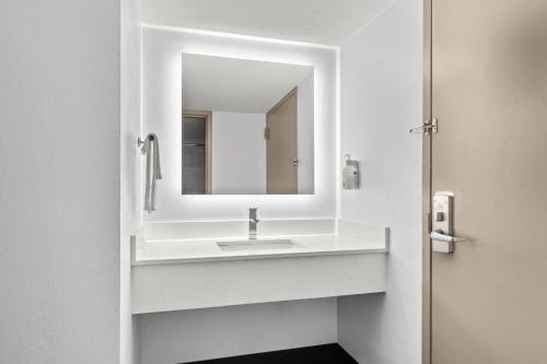 Habitación con 2 camas grandes - No fumadores del hotel Baymont by Wyndham Batavia - Darien Lake. Foto 4