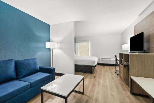 Suite de 1 dormitorio con cama extragrande - No fumadores del hotel Baymont by Wyndham Batavia - Darien Lake. Foto 1