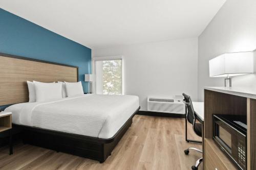 Suite de 1 dormitorio con cama extragrande - No fumadores del hotel Baymont by Wyndham Batavia - Darien Lake. Foto 2