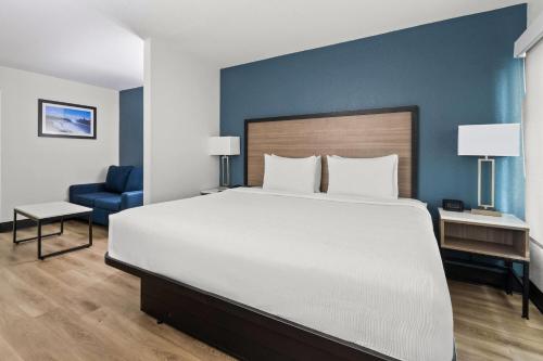 Suite de 1 dormitorio con cama extragrande - No fumadores del hotel Baymont by Wyndham Batavia - Darien Lake. Foto 3