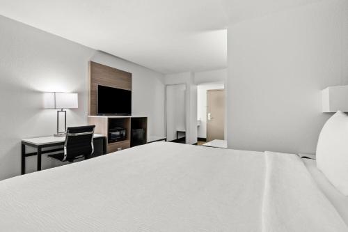 Suite de 1 dormitorio con cama extragrande - No fumadores del hotel Baymont by Wyndham Batavia - Darien Lake. Foto 4