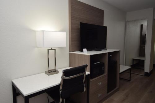 Suite de 1 dormitorio con cama extragrande - No fumadores del hotel Baymont by Wyndham Batavia - Darien Lake. Foto 6