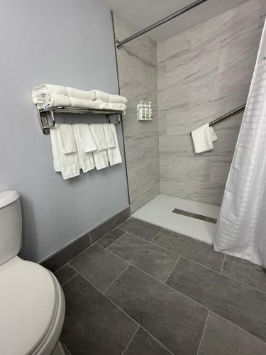Habitación adaptada para personas con movilidad reducida con 2 camas grandes y ducha accesible en silla de ruedas - No fumadores del hotel Baymont by Wyndham Batavia - Darien Lake