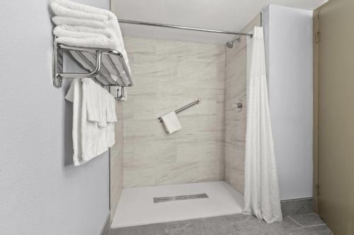Habitación adaptada para personas con movilidad reducida con 2 camas grandes y ducha accesible en silla de ruedas - No fumadores del hotel Baymont by Wyndham Batavia - Darien Lake. Foto 3