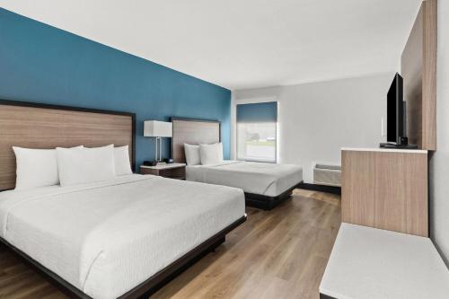 Habitación adaptada para personas con movilidad reducida con 2 camas grandes y ducha accesible en silla de ruedas - No fumadores del hotel Baymont by Wyndham Batavia - Darien Lake. Foto 4