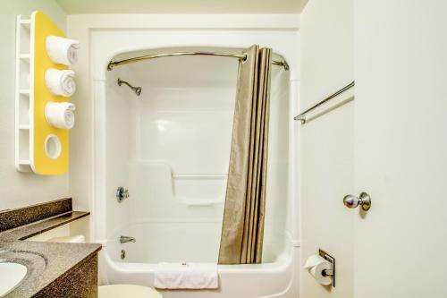 Habitación con 2 camas grandes - Adaptada para personas con discapacidad del hotel 6 Buffalo - Amherst. Foto 2