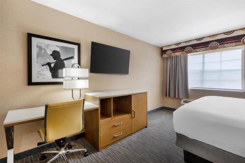 Habitación con bañera adaptada para personas con movilidad reducida - No fumadores - 1 cama extragrande del hotel Best Western Cooperstown. Foto 2