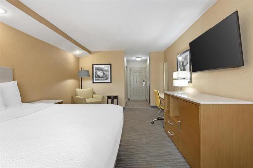 Habitación con ducha accesible en silla de ruedas y asistencia de comunicación - 1 cama extragrande - Adaptado para personas con movilidad reducida del hotel Best Western Cooperstown. Foto 5