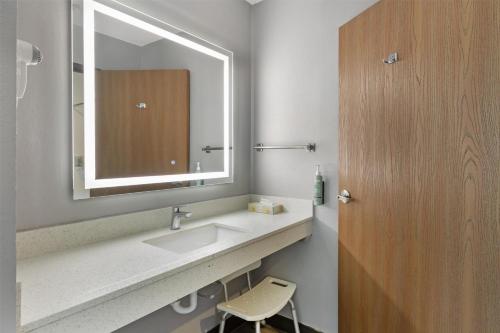 Habitación con ducha accesible en silla de ruedas y asistencia de comunicación - 1 cama extragrande - Adaptado para personas con movilidad reducida del hotel Best Western Cooperstown. Foto 7