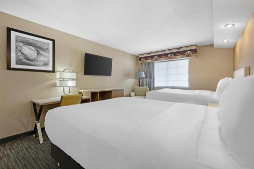 Queen Room with Two Queen Beds and Connecting Rooms - Non - Smoking del hotel Best Western Cooperstown. Foto 2
