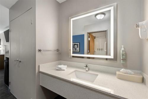 Suite Doble Deluxe con cama grande - No Fumadores del hotel Best Western Cooperstown. Foto 7