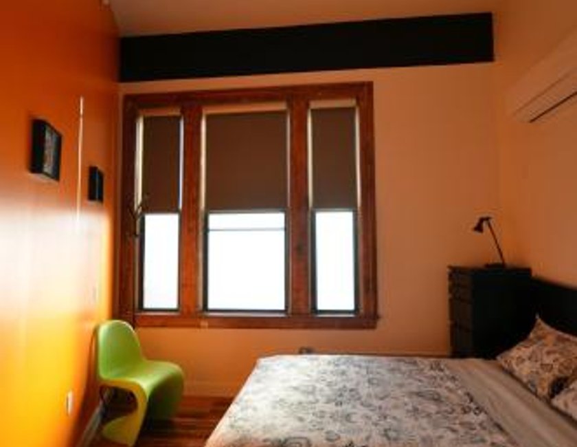 Habitación con cama grande del hotel Q4 And. Foto 2
