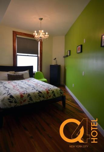 Habitación con cama grande del hotel Q4 And