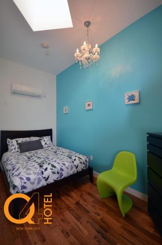 Habitación con cama grande del hotel Q4 And. Foto 1