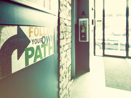 Cama individual en un dormitorio compartido femenino de 6 camas del hotel Q4 And