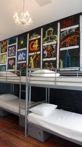 Cama individual en un dormitorio compartido masculino de 6 camas del hotel Q4 And. Foto 1