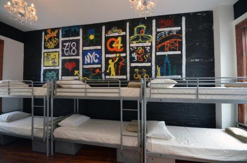 Cama individual en un dormitorio compartido masculino de 6 camas del hotel Q4 And. Foto 2