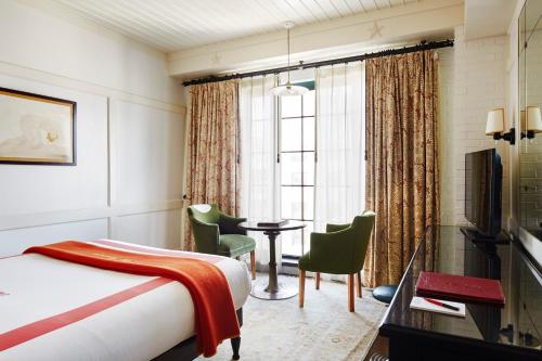 Habitación con cama grande del hotel The Bowery