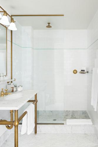 Habitación con cama grande del hotel The Bowery. Foto 2