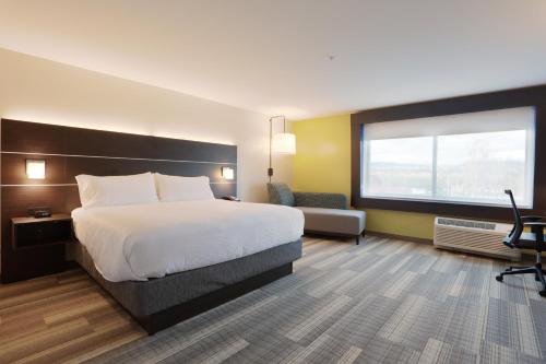 Habitación con cama extragrande con ducha a ras del suelo adaptada para personas con movilidad reducida del hotel Holiday Inn Express Oneonta, An Ihg