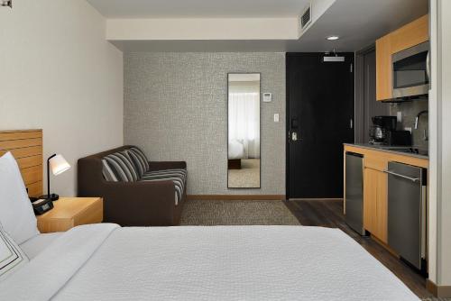 Estudio con cama extragrande y sofá cama del hotel TownePlace Suites by Marriott New York Manhattan/Times Square. Foto 1