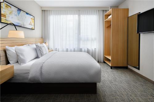Estudio con cama extragrande y sofá cama del hotel TownePlace Suites by Marriott New York Manhattan/Times Square. Foto 3