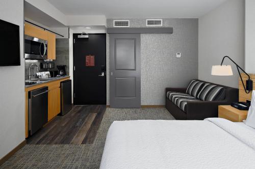 Estudio con cama extragrande y sofá cama del hotel TownePlace Suites by Marriott New York Manhattan/Times Square. Foto 6