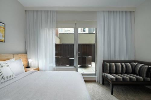 Estudio con cama extragrande y vistas al patio del hotel TownePlace Suites by Marriott New York Manhattan/Times Square. Foto 2