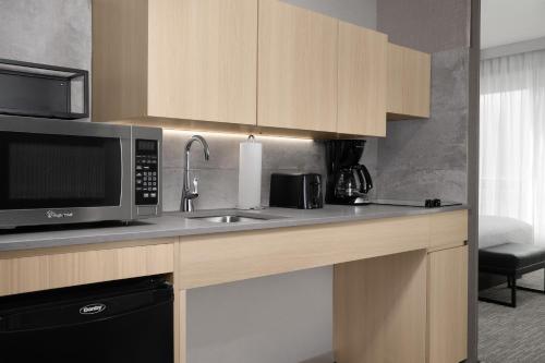 Estudio con ducha accesible en silla de ruedas - 1 cama extragrande - Adaptado para personas con discapacidad del hotel TownePlace Suites by Marriott New York Manhattan/Times Square. Foto 8
